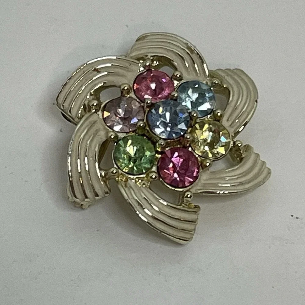 Sarah Coventry Silver Tone Multicolored Rhinestone Pin Brooch Or Pendant Vintage